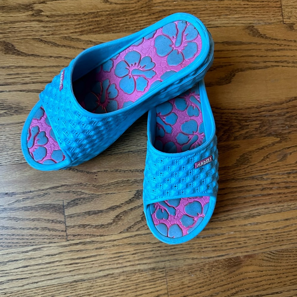Comfy bright blue platform slides.  41 ( 8-8.5)